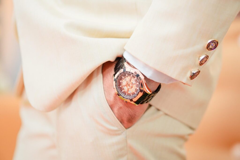 Dbanie o długowieczność i doskonały stan techniczny zegarków wymaga regularnego serwisowania oraz czyszczenia przez specjalistów