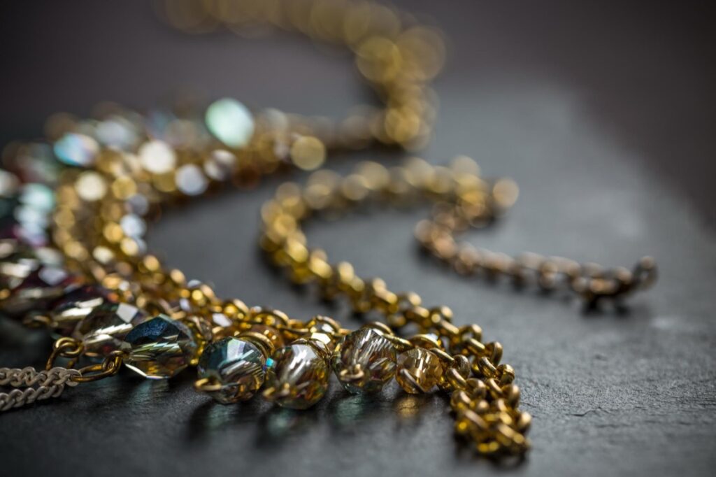 Wybierając polisę ubezpieczeniową dla swojej biżuterii należy zwrócić uwagę przede wszystkim na zakres ochrony, jaki oferuje polisa